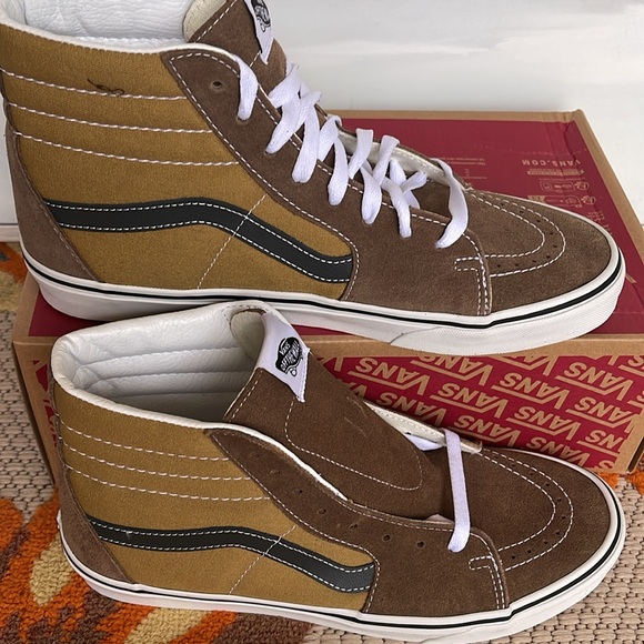 Vans Men’s Sk8-Hi
Canvas/Suede Pop Brown/Mu
VN000CMXBF0
Sneakers - Picture 3 of 16